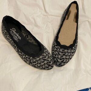 Skechers Women's Black and Gray Patterned Loafers